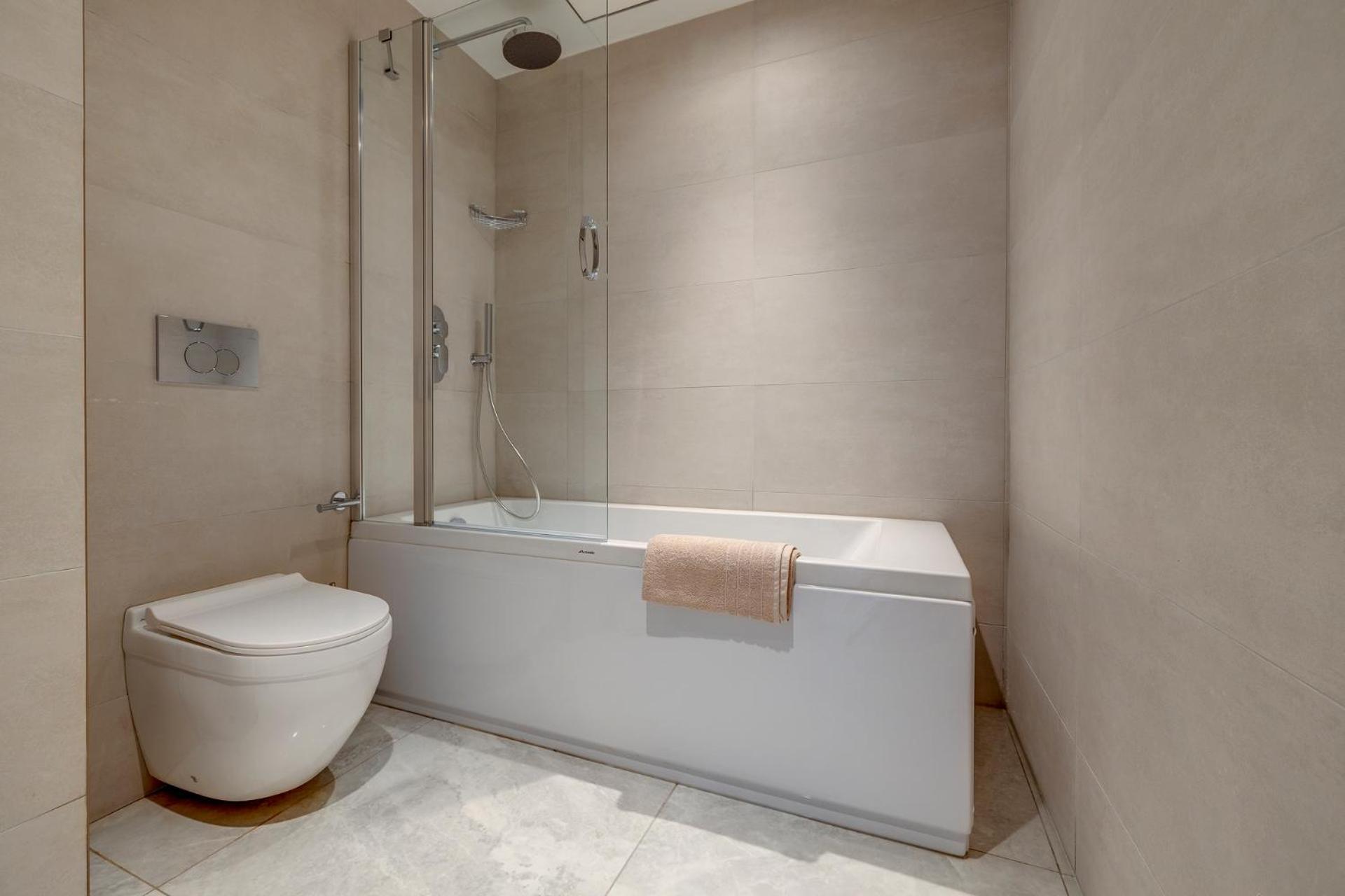 Apartment Superlative In Mercury Towers